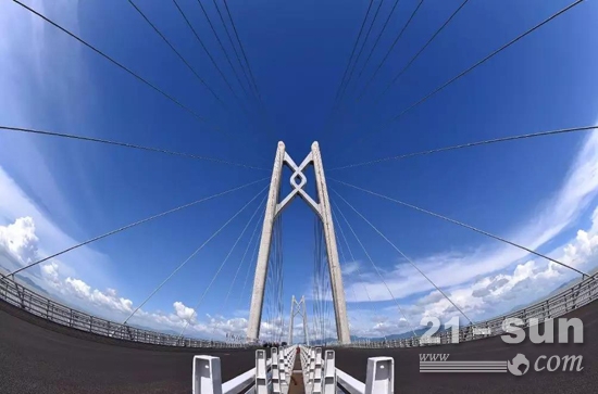 港珠澳大橋上的“中國結”造型橋塔